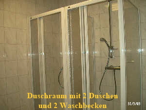 Duschraum mit 2 Duschen und 2 Waschbecken